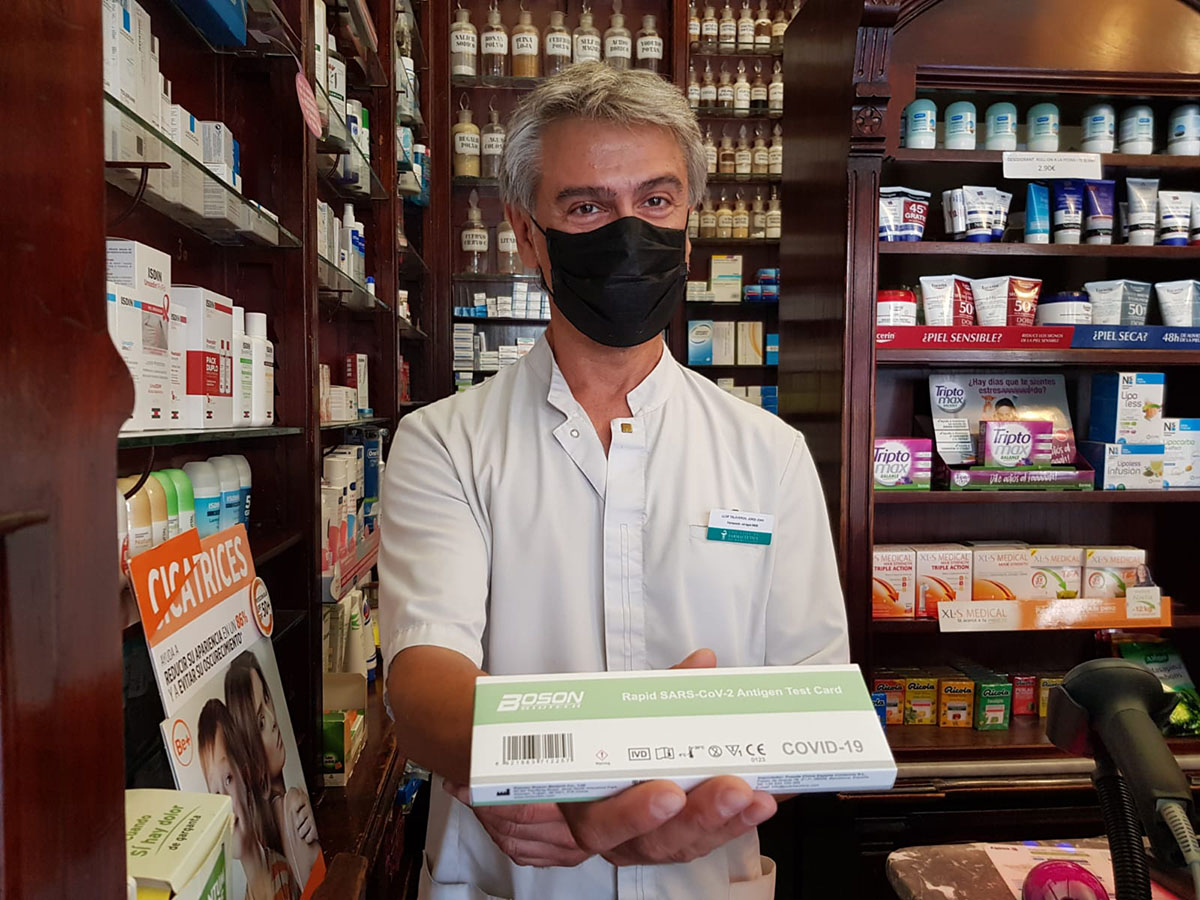 Les farmàcies, a punt per  vendre els testos d'antígens sense recepta 