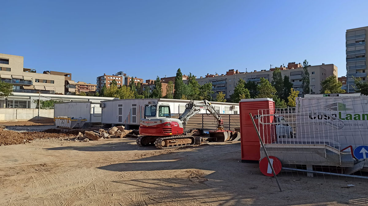 L'espai per a la pista esportiva amb els barracons de fons | Pere Gallifa
