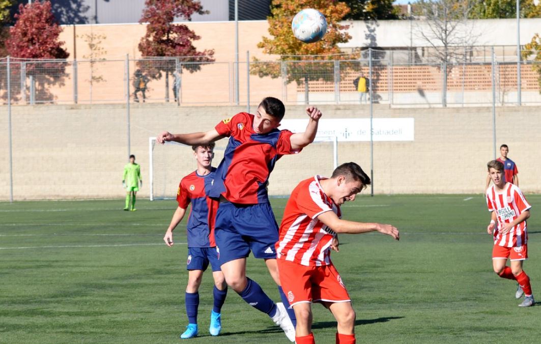 Marc Ruano, lluitant per una pilota en el partit contra el Girona 'B' | jm guarch - Mercantil