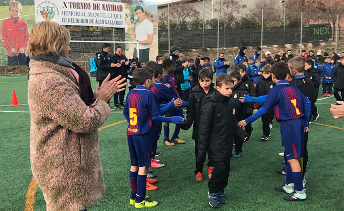 El campió, FC Barcelona, fent el passadís al subcampió, Real Madrid, a l'hora de recollir les medalles | Adrián Arroyo