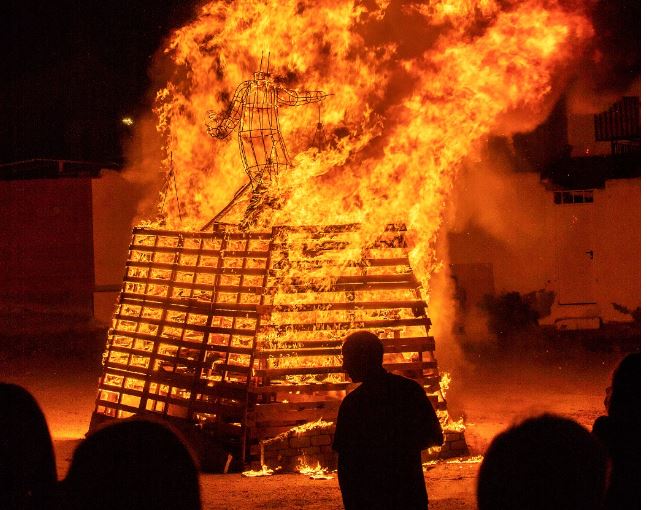 Crema de la falla per la revetlla de Sant Joan, ahir a la nit al Torrent del Capellà