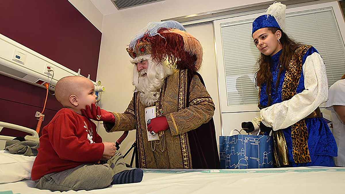 L'ambaixador reial visitant els infants del Taulí. Foto: Roger Benet