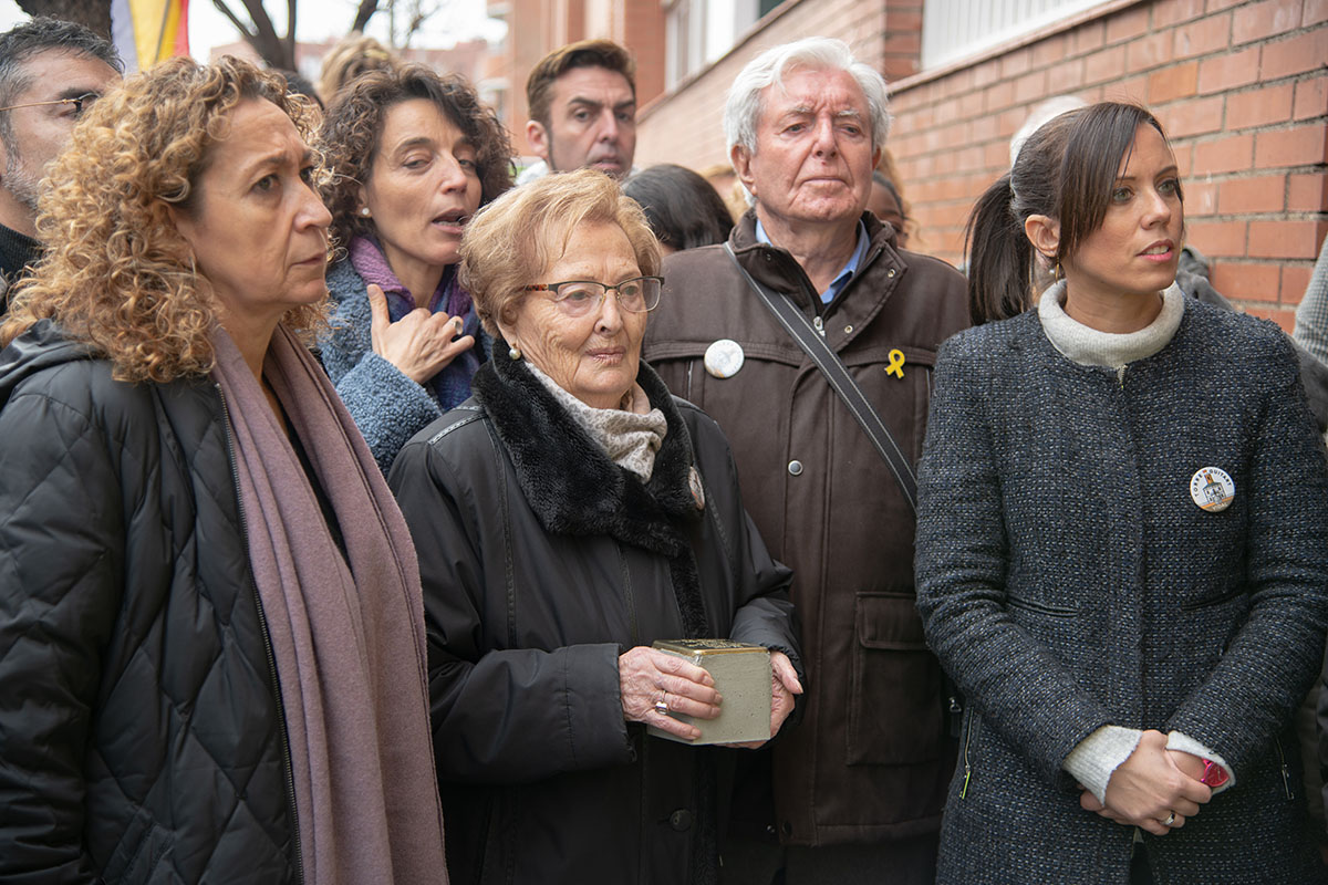 La Consellera de Justícia i l'alcadessa Marta Farrés amb la germana del deportat, Carme Vidal | Roger Benet