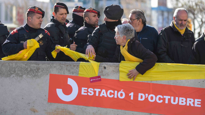 Els manifestants han penjat un cartell amb el nom de l'estació com a "1 d'octubre". Foto: Roger Benet