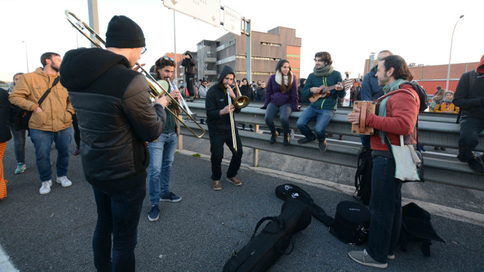 Música i proclames demanant la llibertat dels presos polítics al tall de la C-58