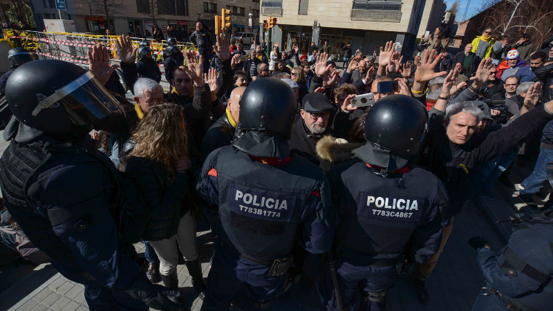 Els Mossos han muntat un cordó policial per evitar que els manifestants entressin a l'estació. Foto: Roger Benet