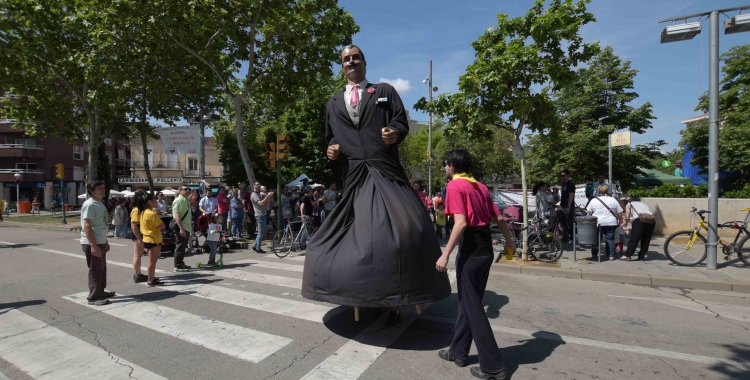 El Nuvi dels Gegants de la Creu Alta ballant pel barri | Roger Benet