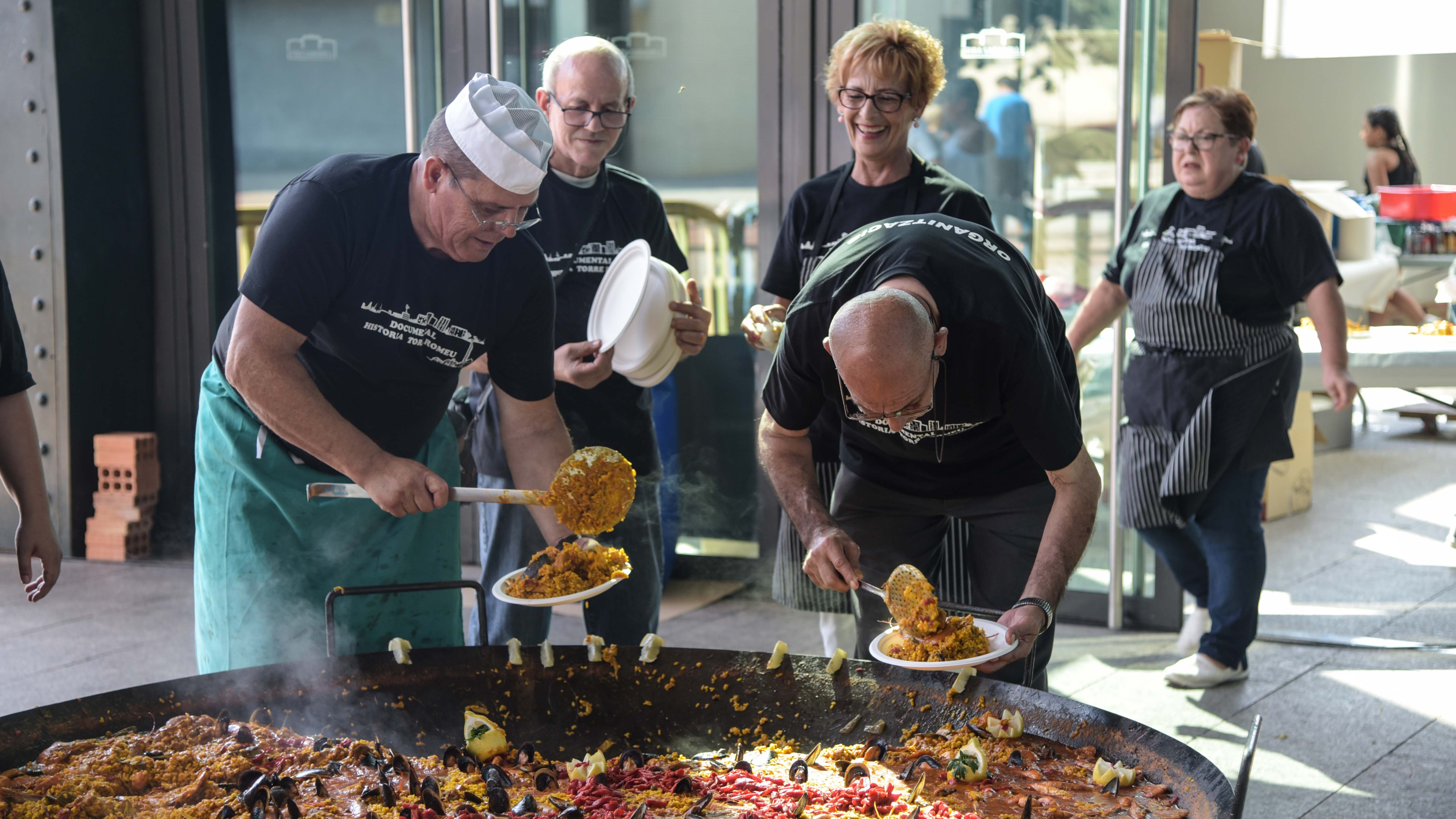 Moment de repartir la paella | Roger Benet