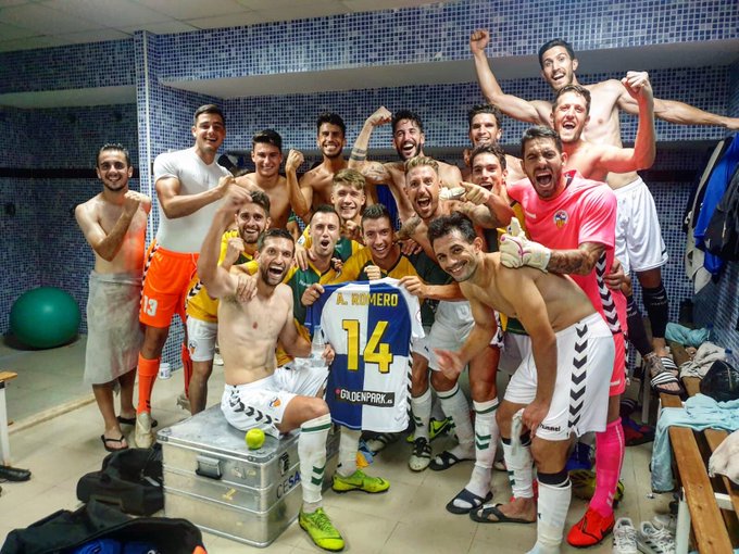 Dedicatòria dels jugadors arlequinats a Bunyol | @ianmackay23