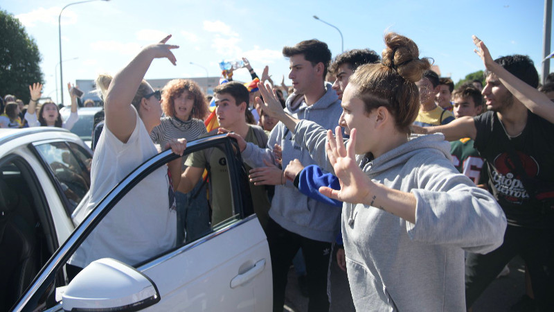 Una conductora s'encara als estudiants/ Roger Benet