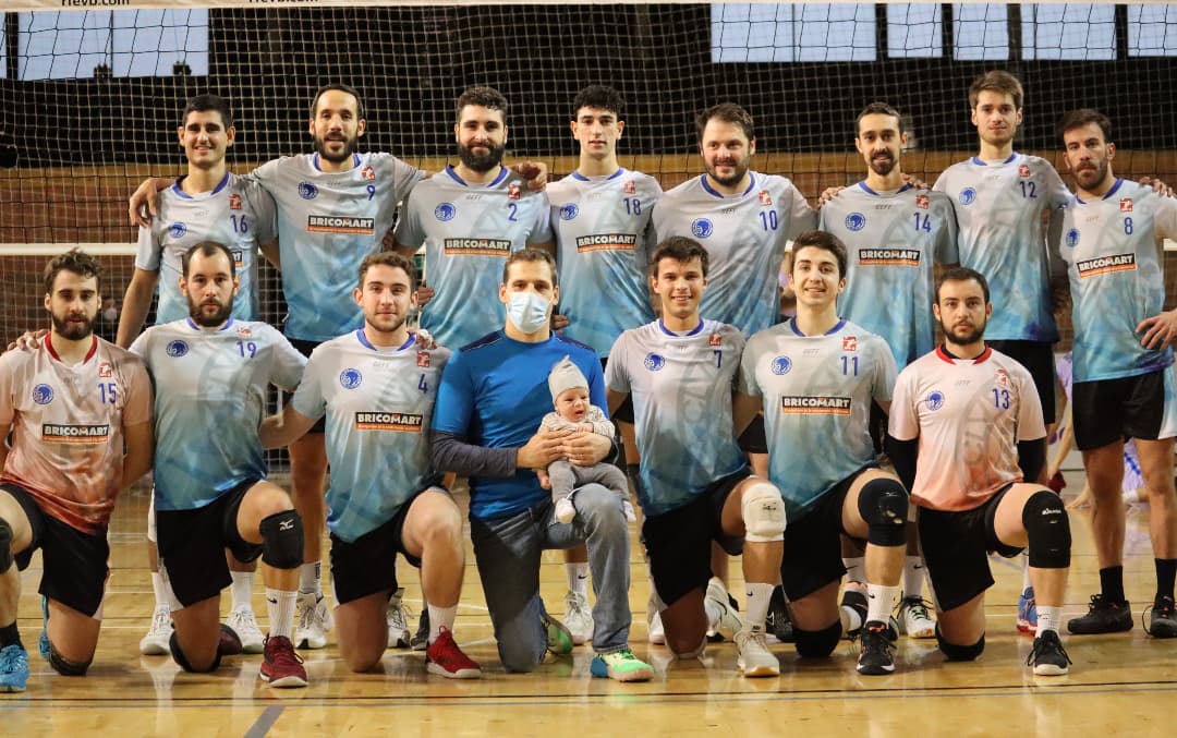 Fotografia de famíla de l'equip masculí, amb el tècnic Jordi Fernàndez amb el seu fill | CNS Vòlei