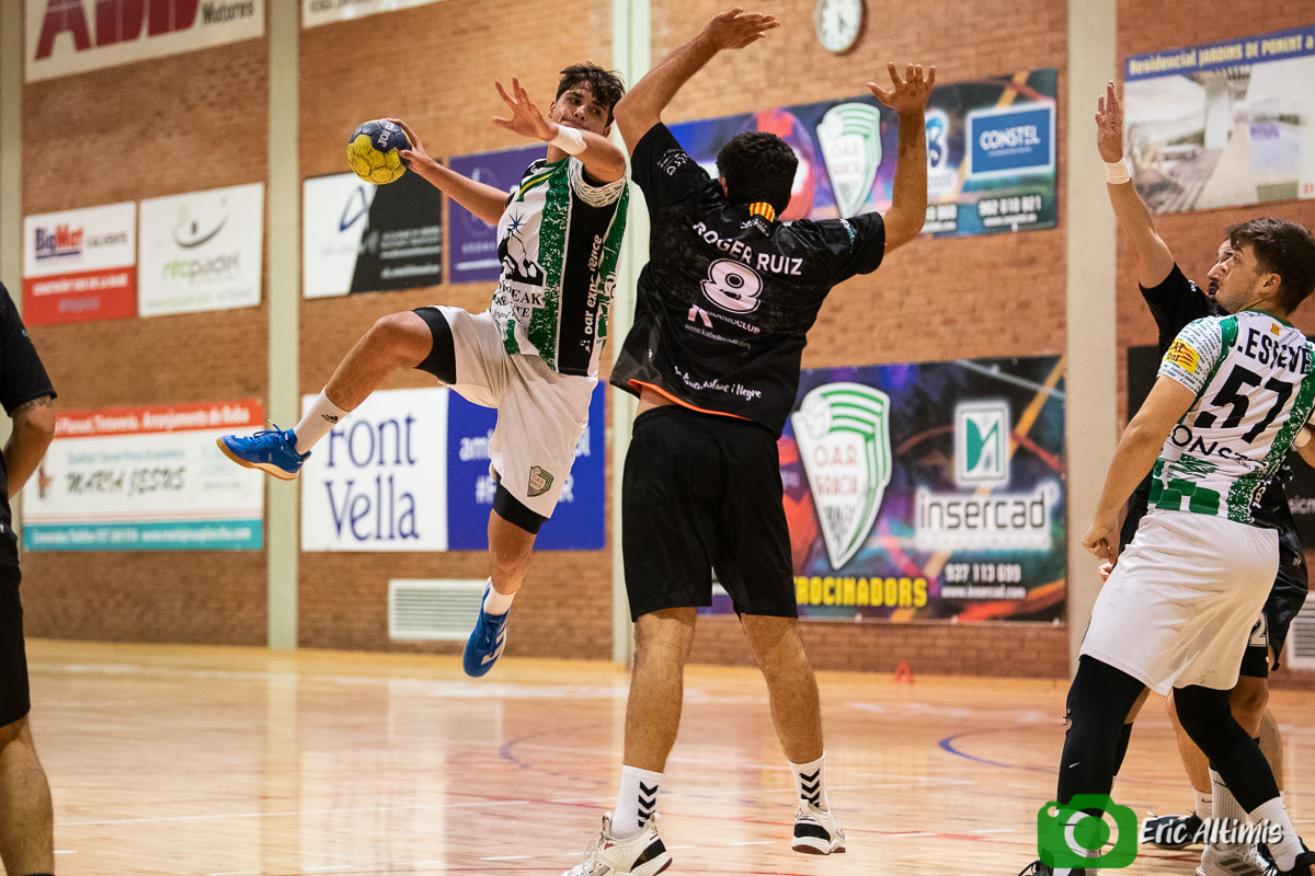 Moment del partit entre l'OAR Gràcia i l'Handbol Poblenou | Èric Altimis