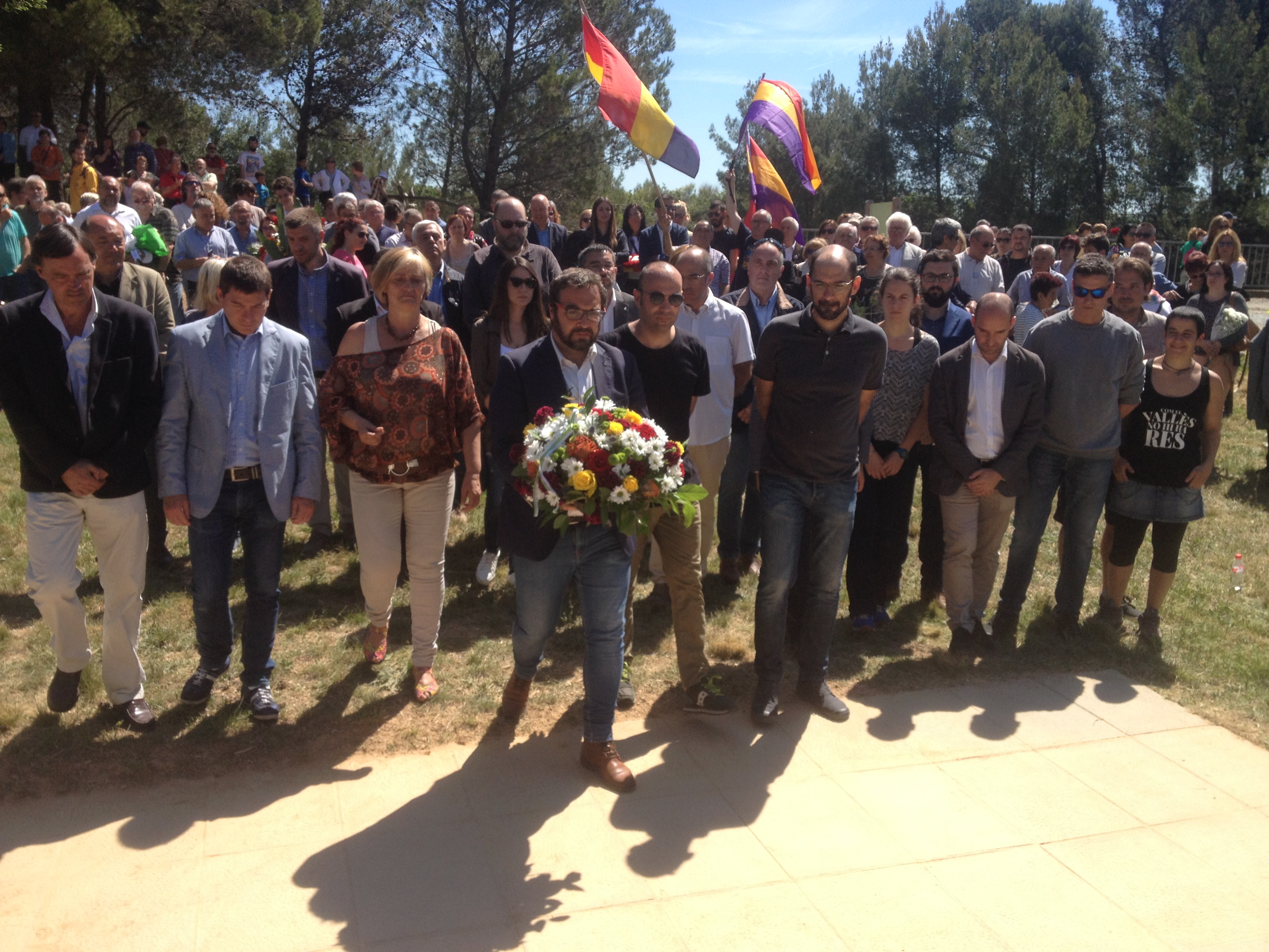 Els regidors del ple fent l'ofrena floral. Foto: Ràdio Sabadell