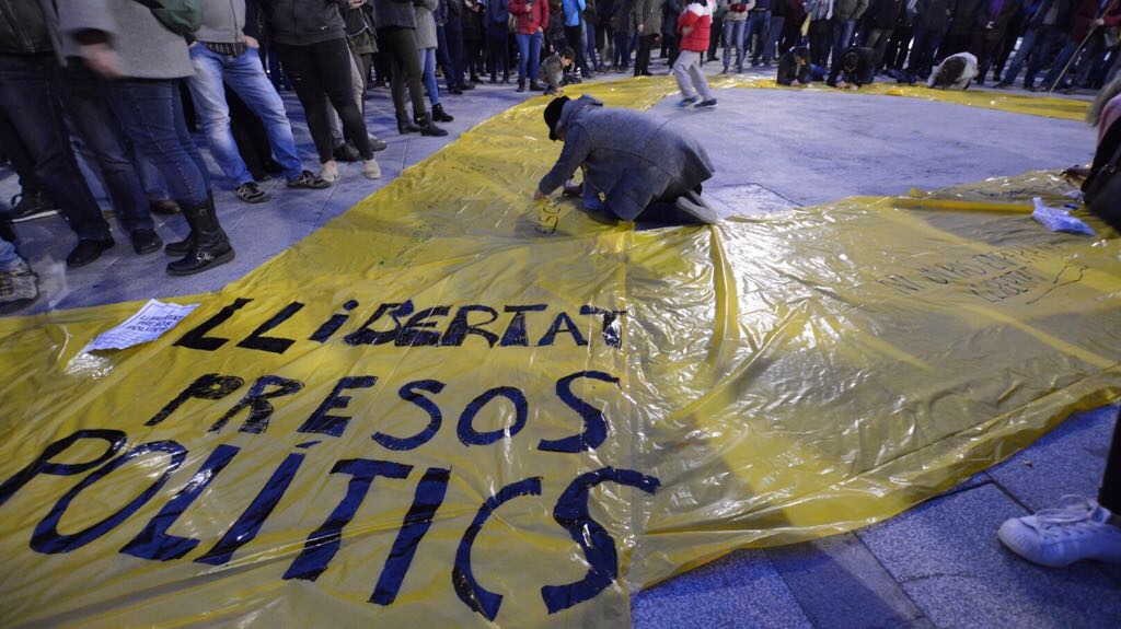 El llaç groc reclamant la llibertat dels presos ha tornat a ser present a la convocatòria. Foto: Roger Benet.