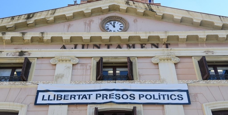 La pancarta dels presos encara penja a la façana consistorial | Roger Benet 