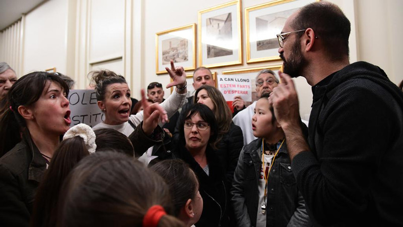 Alcalde parlant amb les famílies