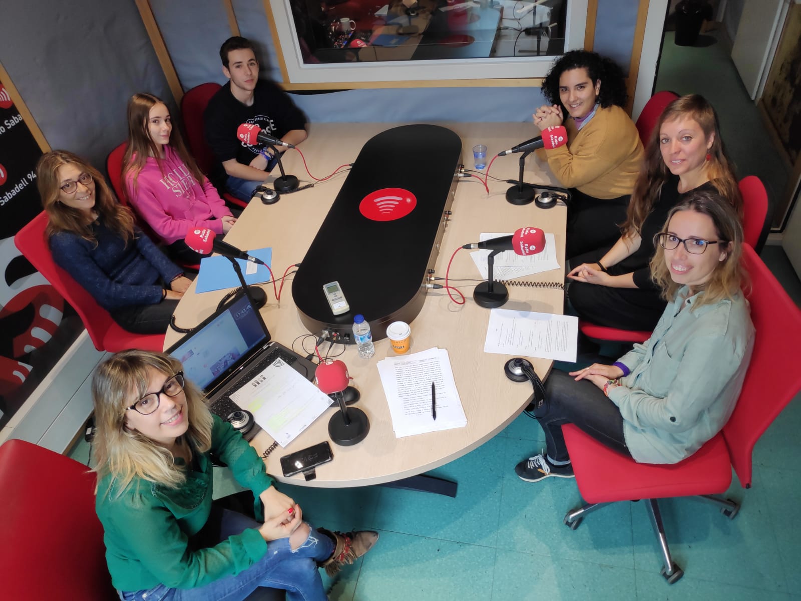 Tots els tertulians a l'estudi de Ràdio Sabadell