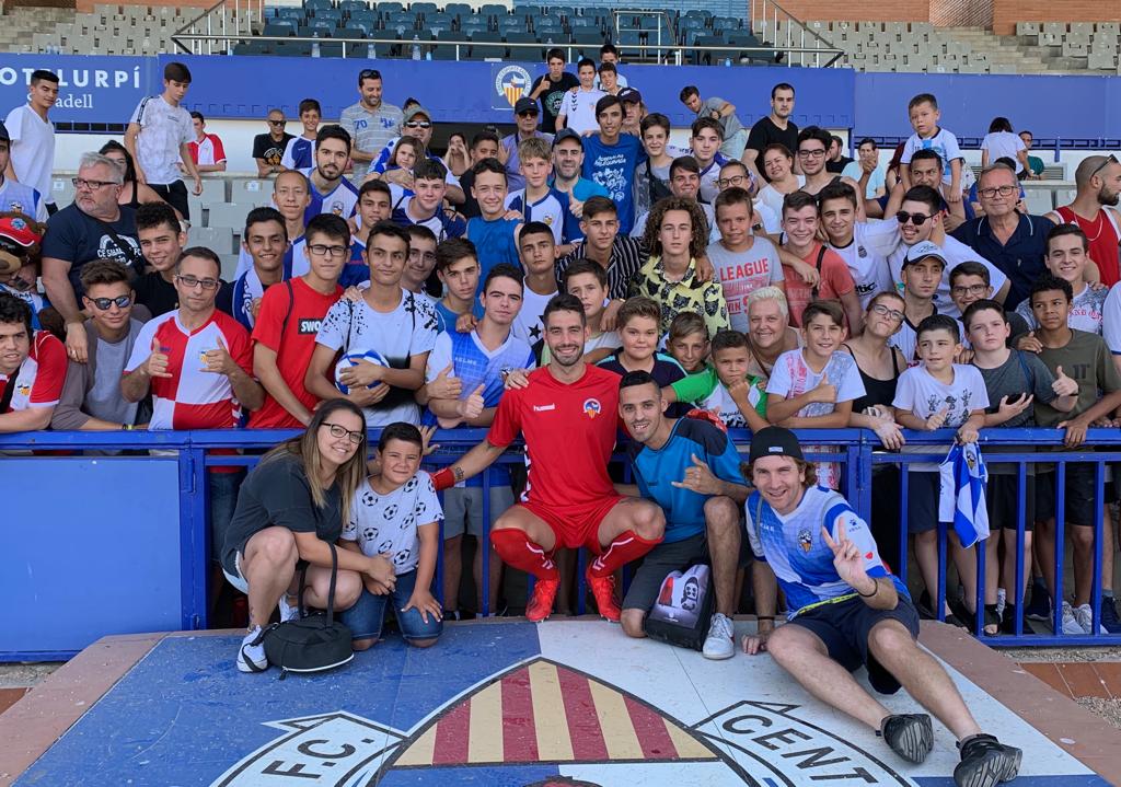 Mackay, amb els aficionats que s'han donat cita a l'estadi | Pau Vituri