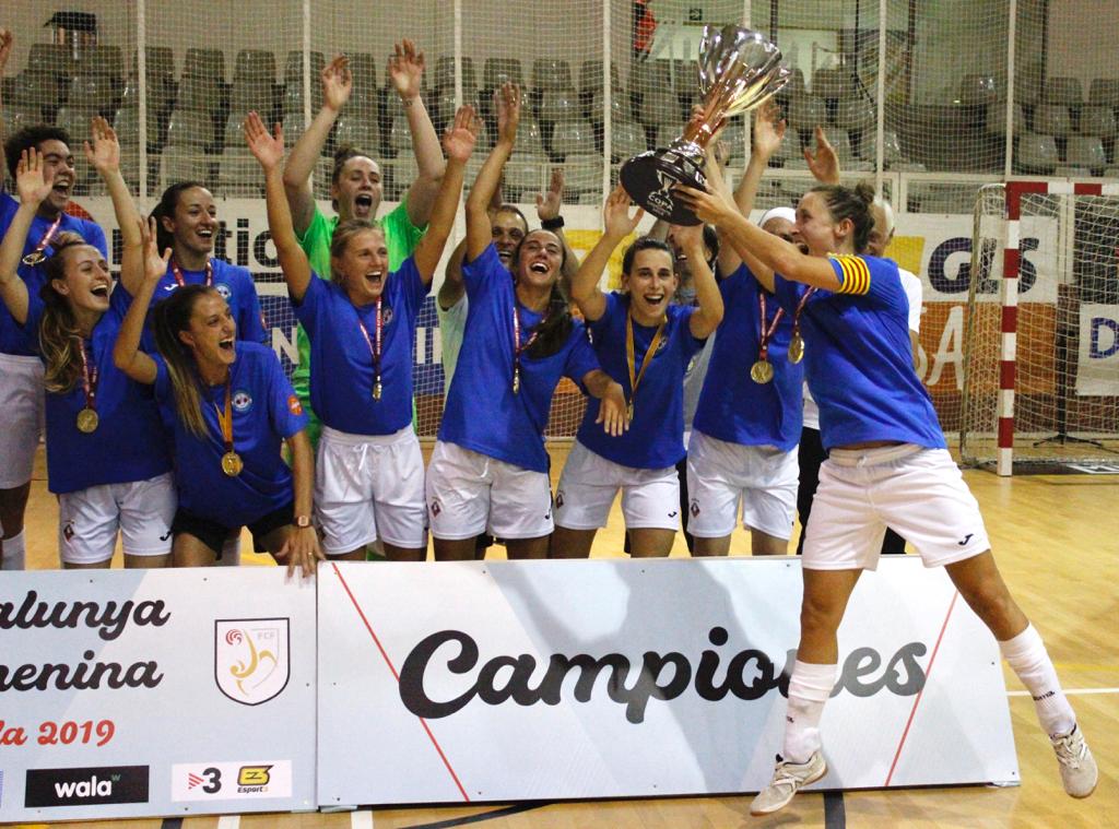 Les jugadores del Penya Esplugues, també amb el trofeu