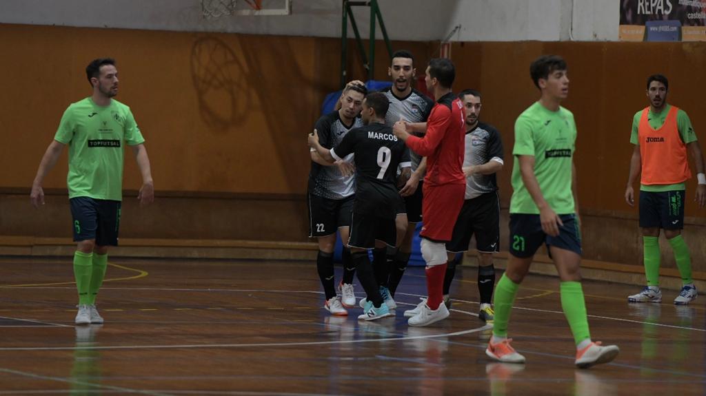 El primer gol del Barceloneta va venir precedit d'una possible falta. | Roger Benet