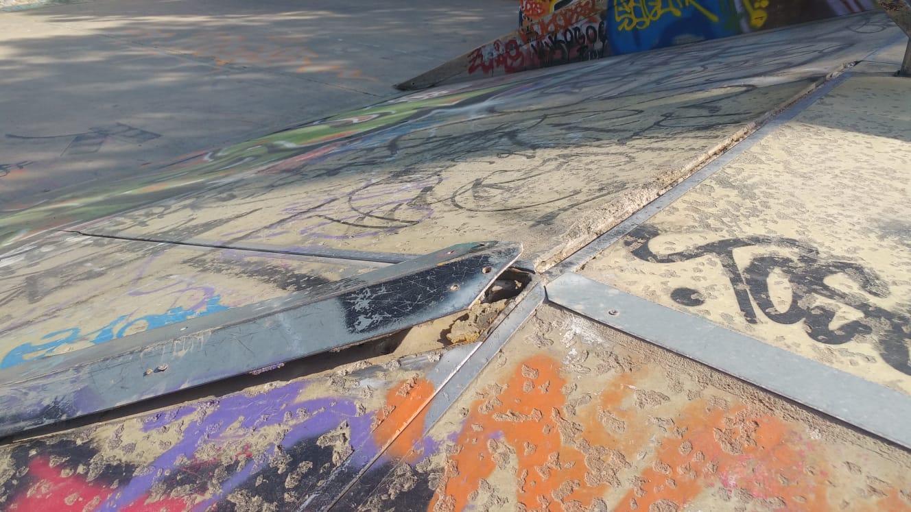 Exemple dels elements en mal estat de l'skatepark de Sabadell | Ràdio Sabadell