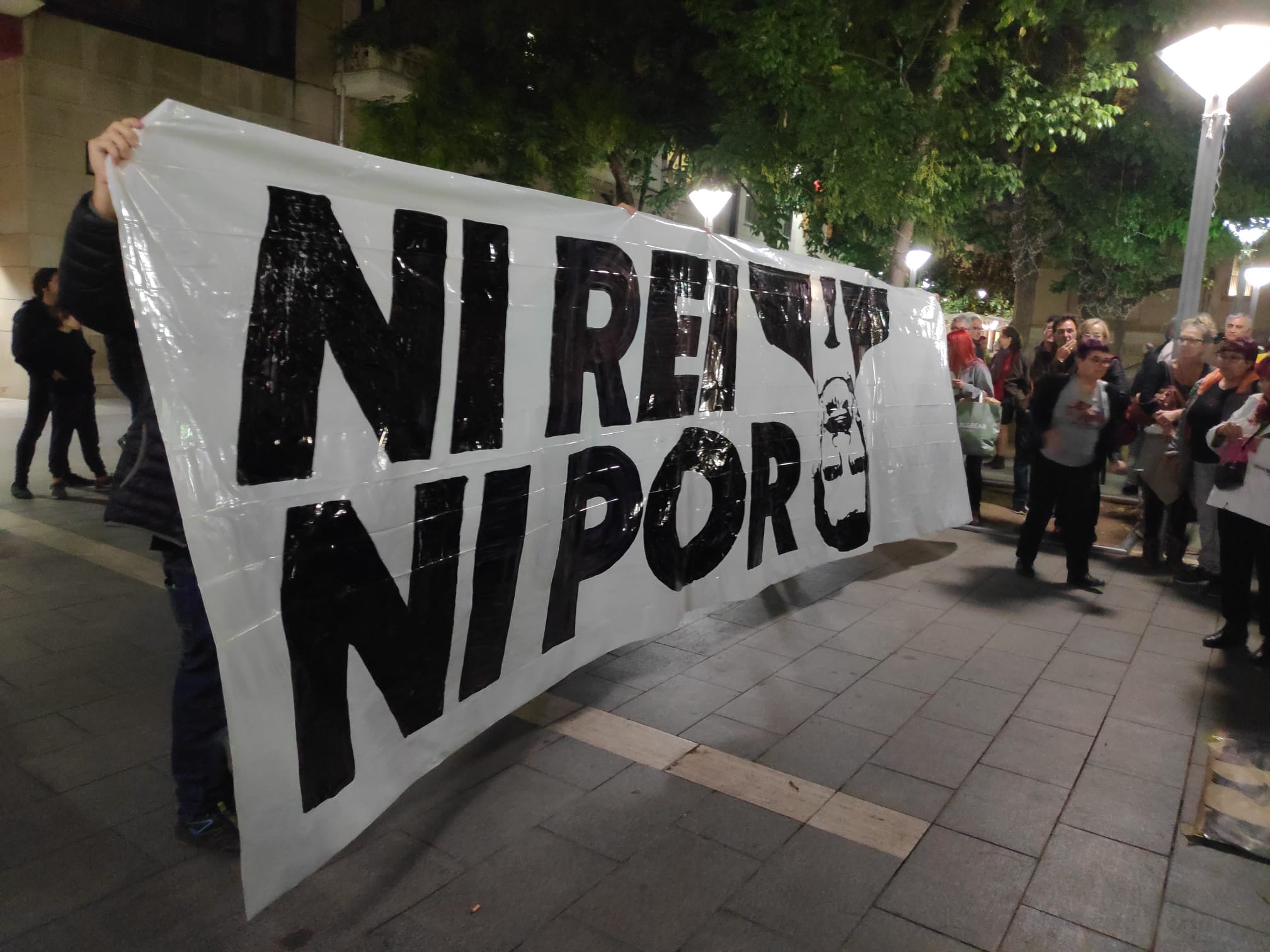 Pancarta "Ni Rei, ni por" | Pau Duran