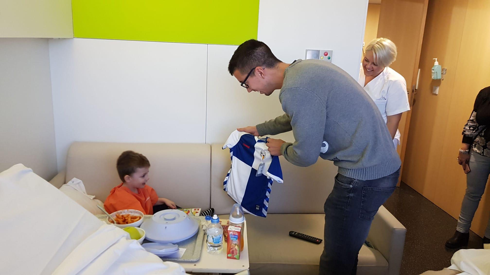 Capó ha encapçalat la visita de l'altra meitat de la plantilla a l'Aliança | CES