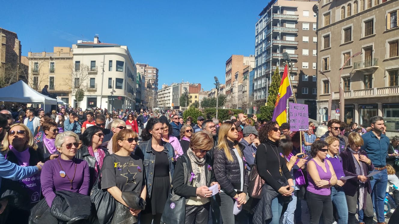 Unes 350 persones han participat en l'acte institucional, on s'hi han aplegat els regidors i regidores | Pere Gallifa