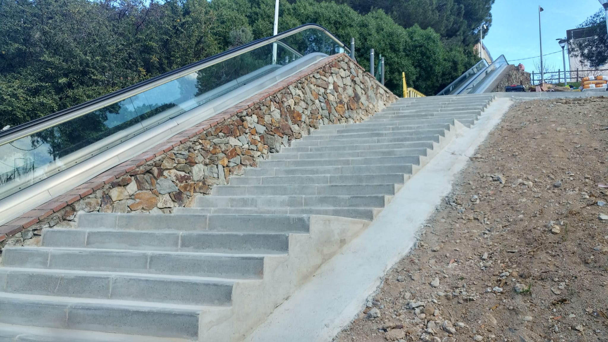 Les escales del carrer Llobregat, reparades per participants en programes d'ocupació 