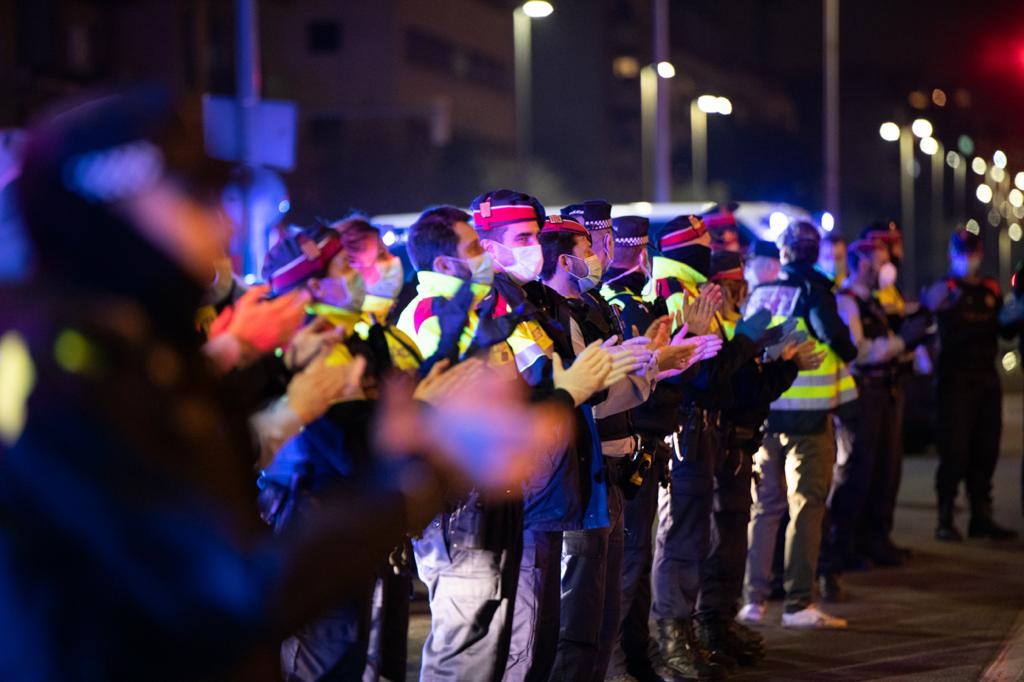 Agents de la Policia aplaudit a l'entrada del Taulí | Roger Benet