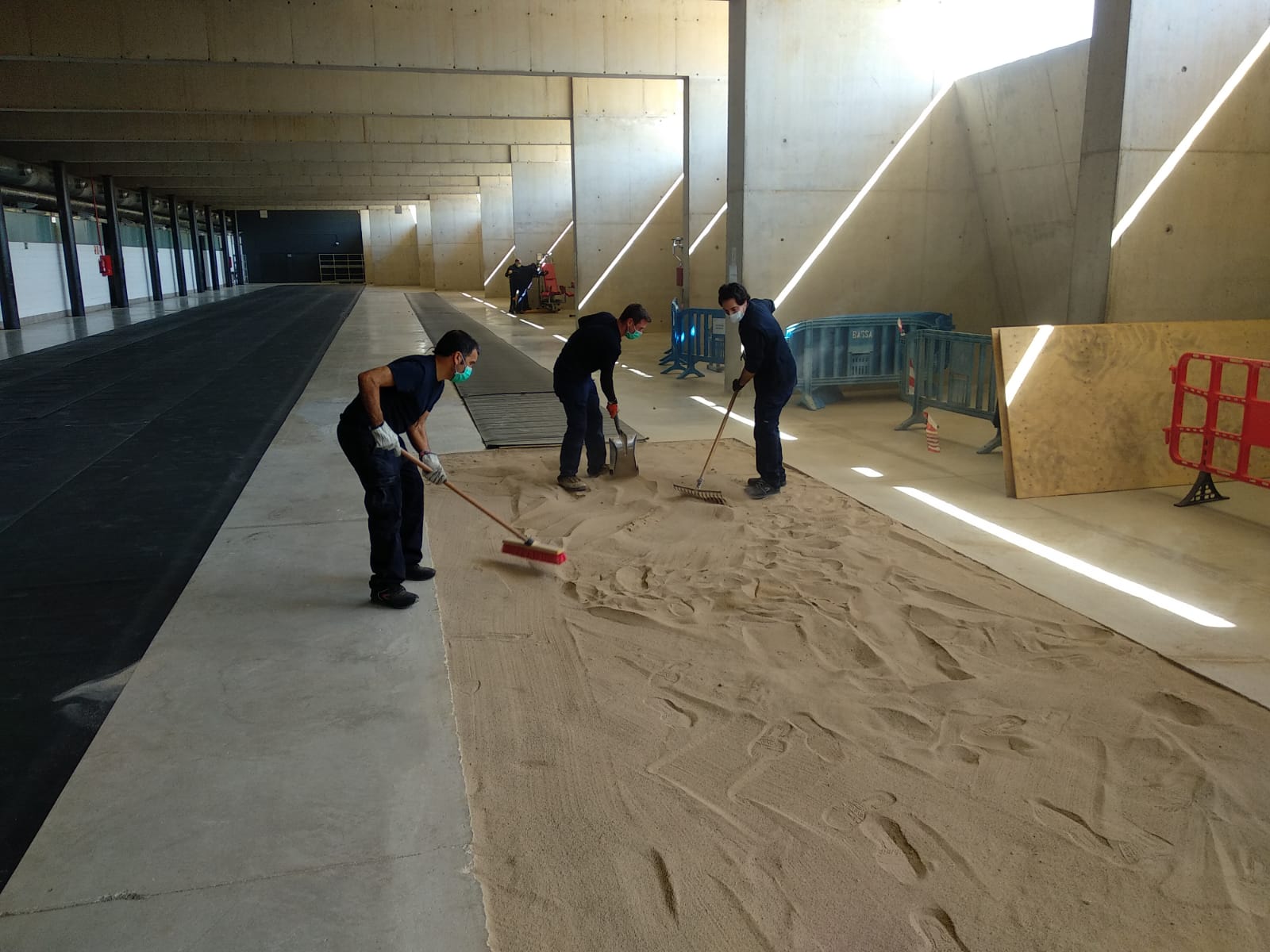 Operaris treballant a la pista d'atletisme | Cedida