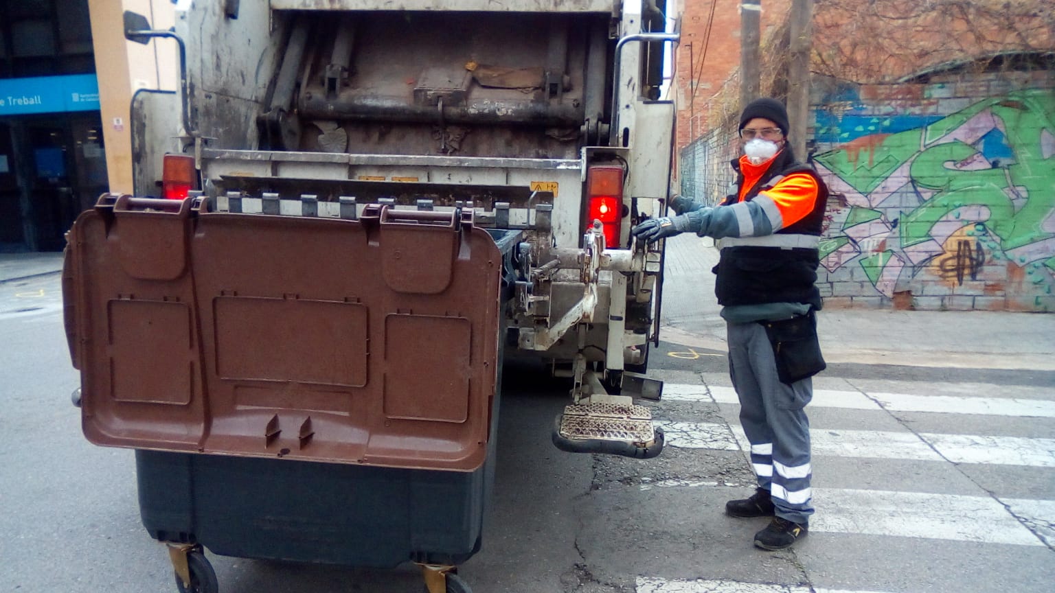 La recollida es fa amb dos camions que s'encarreguen de fer exclusivament l'itinerari