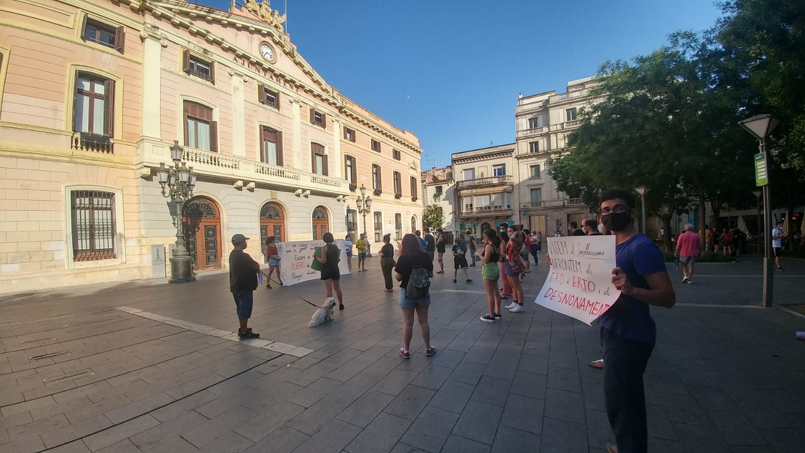 Una trentena de persones es mobilitzen per l'albert permament per a les persones sense llar | Pere Gallifa