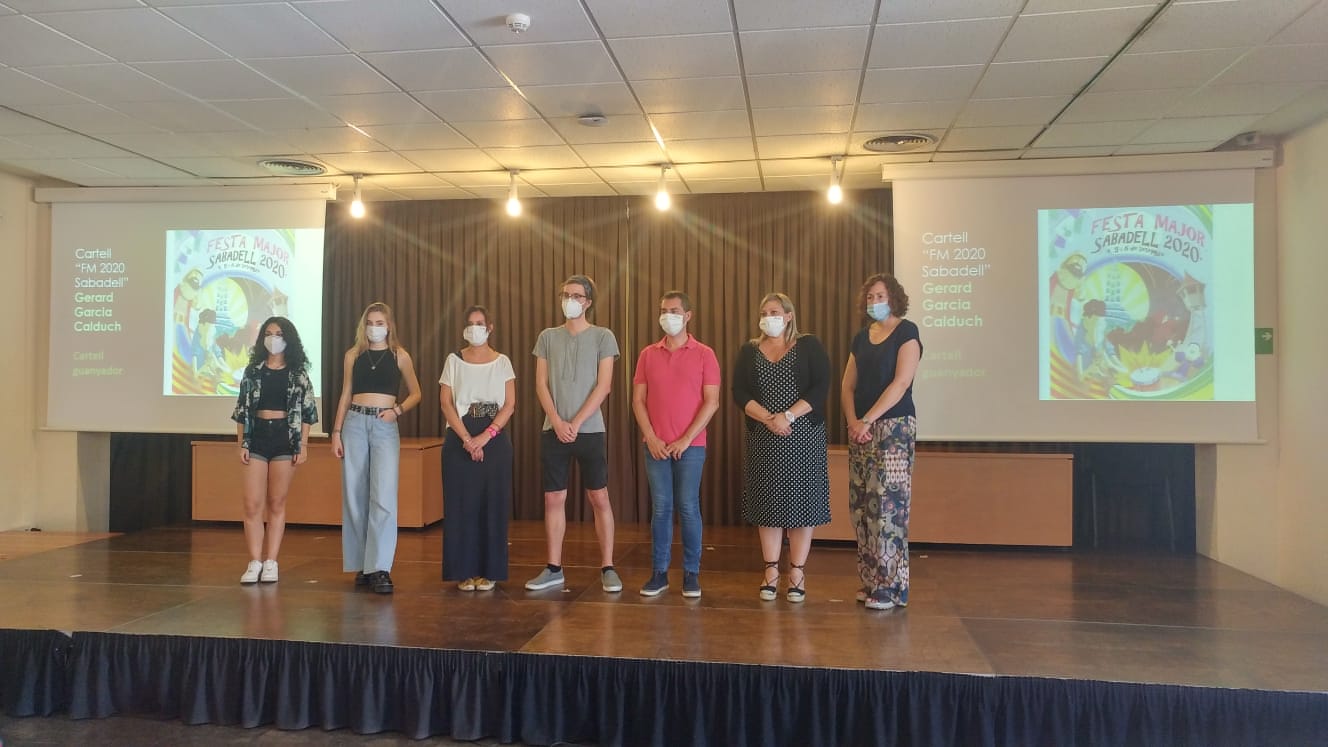 Els tres finalistes del concurs amb els representants de l'Ajuntament | Pere Gallifa