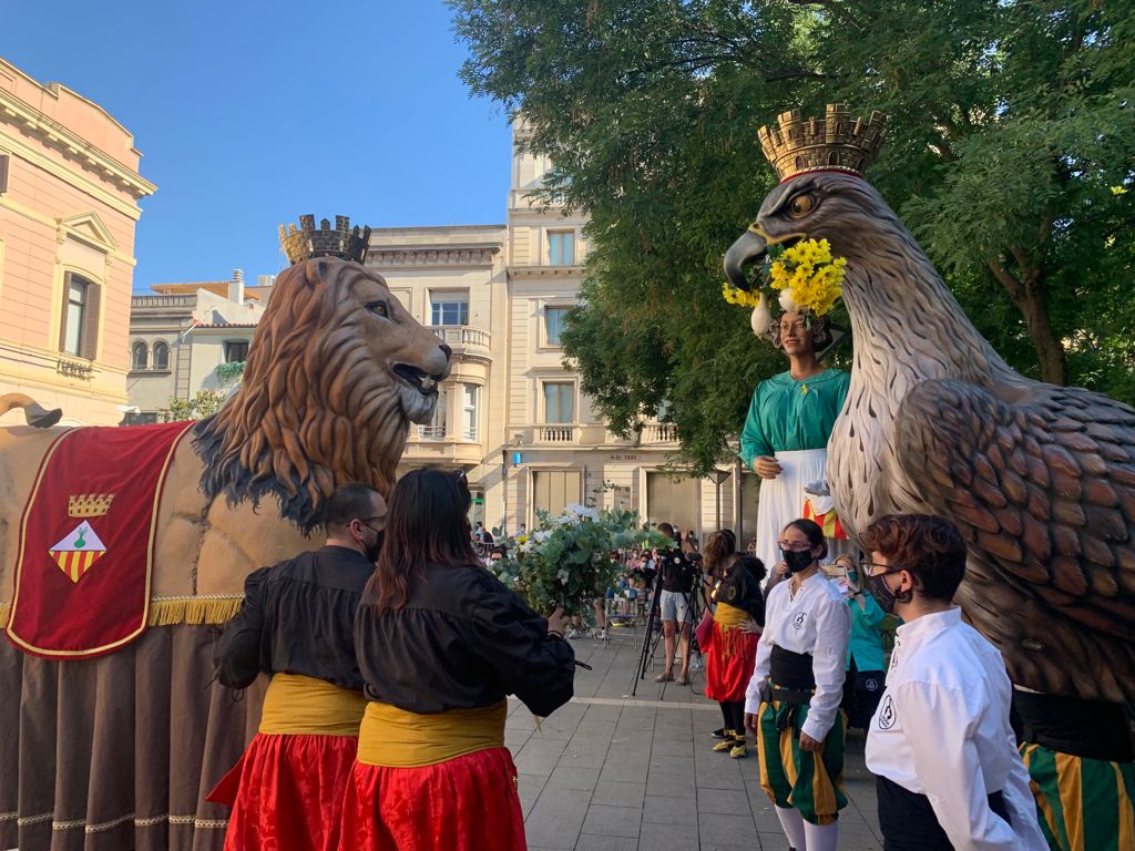 El Lleó de Sabadell lliurant un ram de flors a l'Àliga