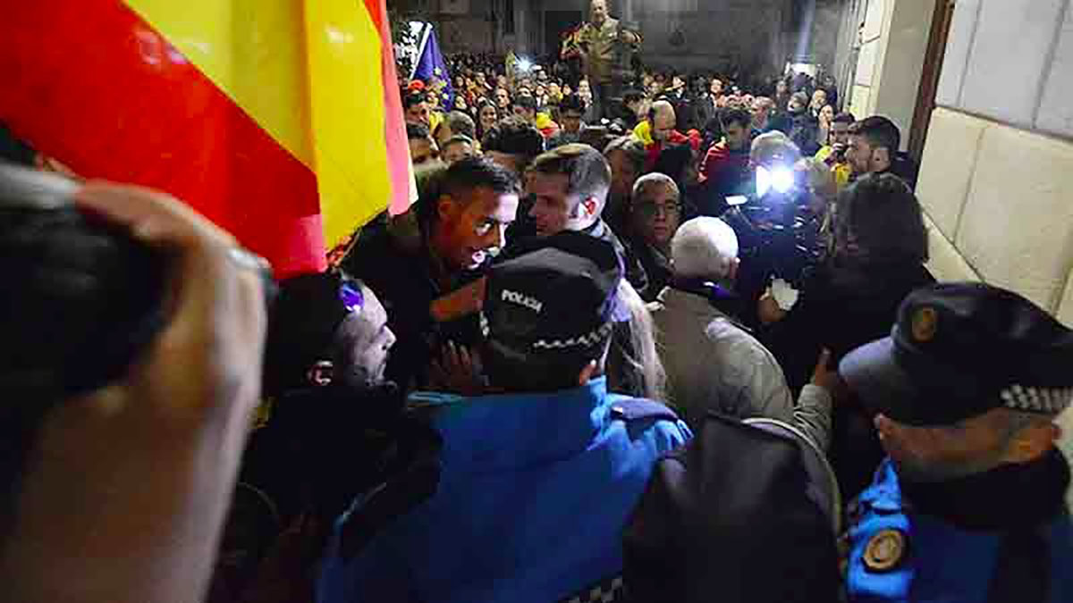 Aldarulls contra periodistes al final de la concentració | Roger Benet