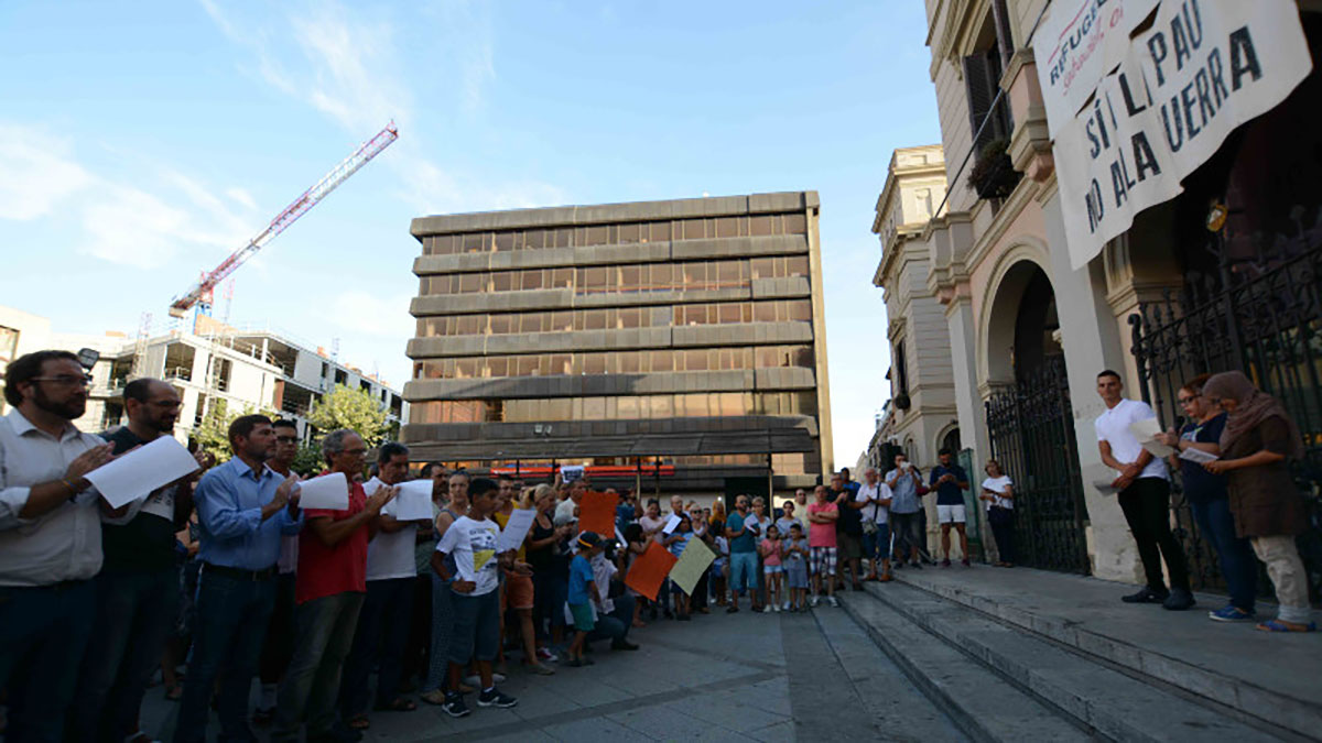 Els assistents concentrats a la plaça davant dels oradors | Roger Benet