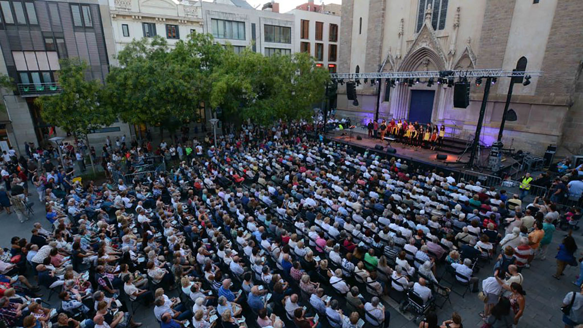 Imatge del concert de corals a la Plaça Sant Roc