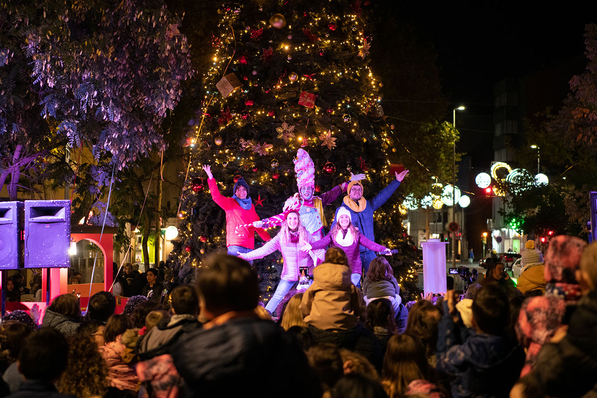 El Llaminer i els personatges de l'espectacle "Somriu el Nadal" han sigut els protagonistes de l'encesa de llums | Roger Benet