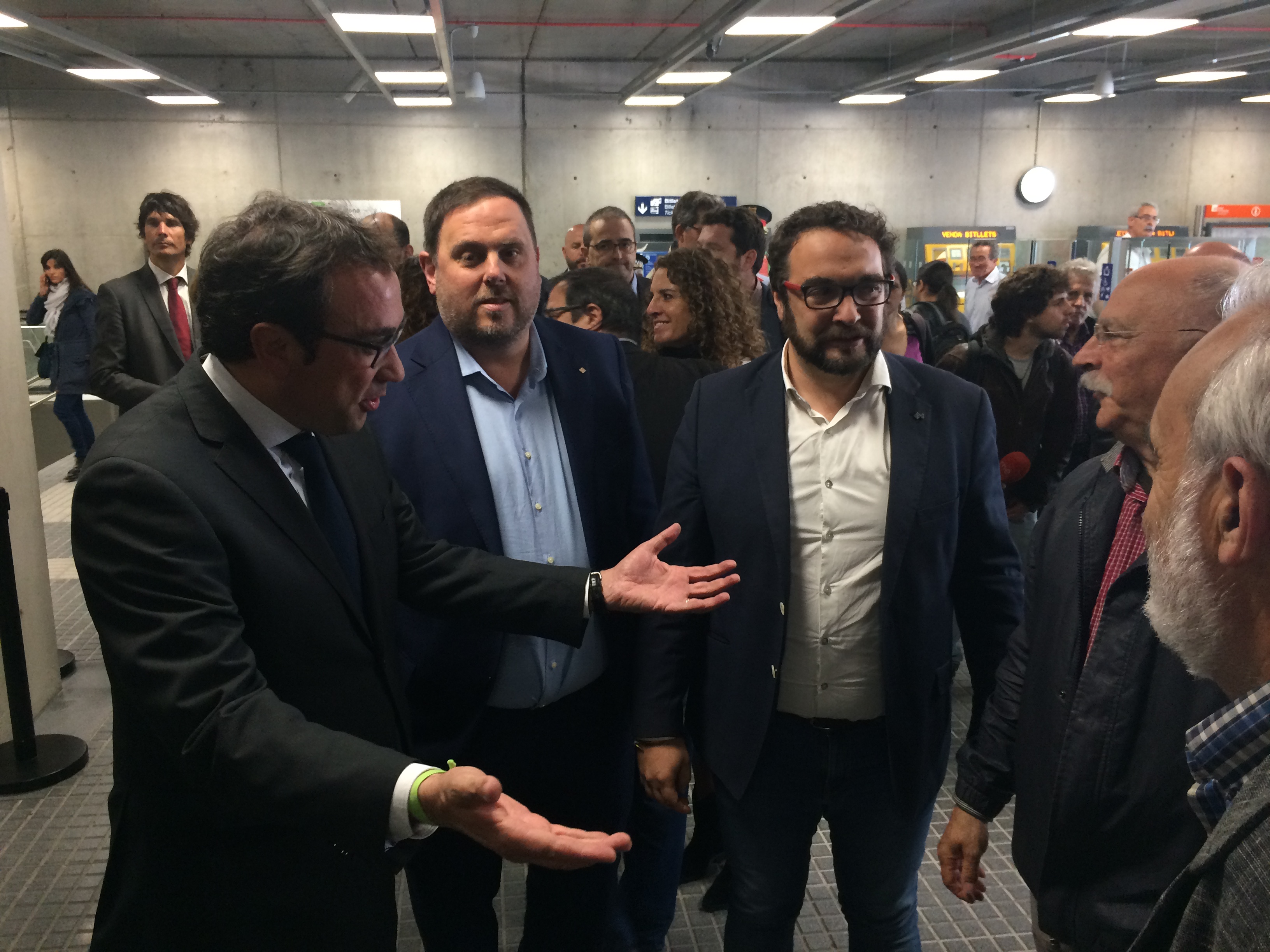 Rull conversa amb els membres de la Plataforma Soterrament FGC Ara