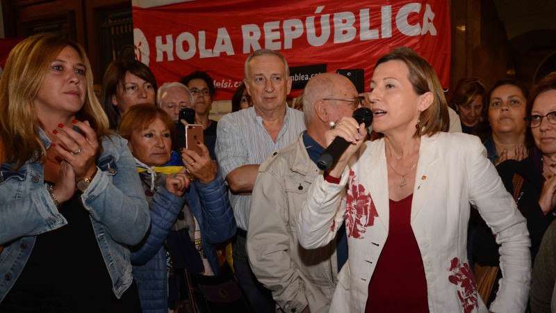 Carme Forcadell parlant davant l'Ajuntament | Roger Benet