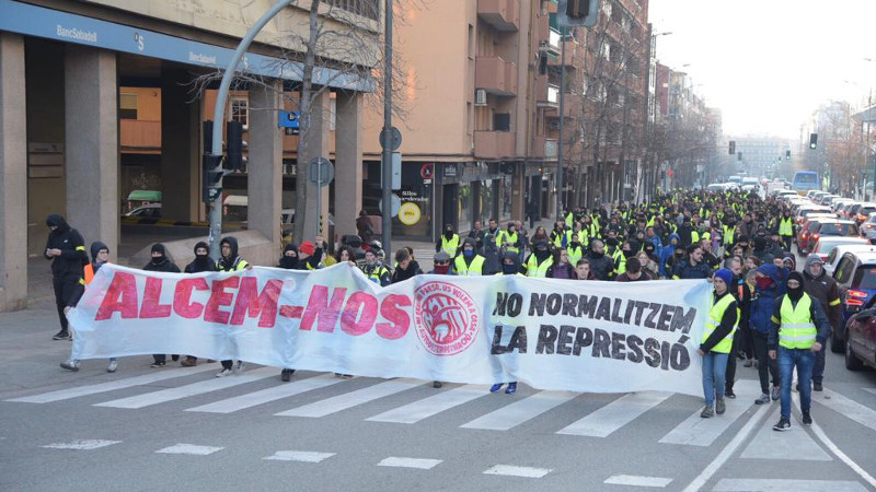 La manifestació circulant per la Ronda Ponent