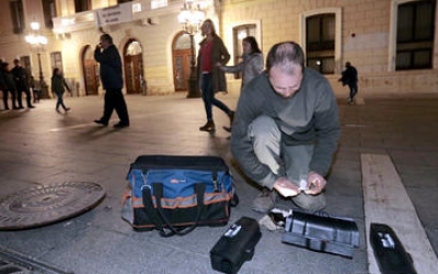 Un operari treballant a plaça Sant Roc | Arxiu