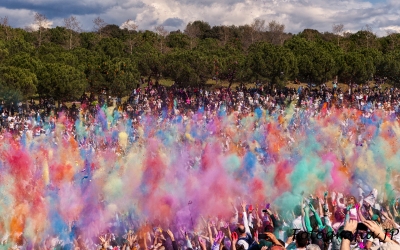 Moment del llançament de color a la festa Holi