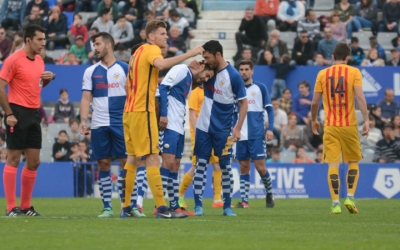 Juanjo consolat per Lucas Viale després de ser expulsat