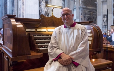 Josep Solé Coll davant de l'órgan al Vaticà | ACN