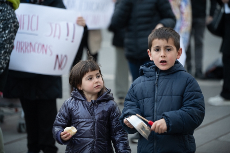 Manifestants contra els barracons/ Roger Benet