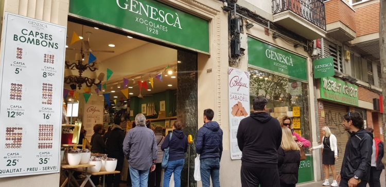 La tradició encara preval per Pasqua. Cues avui per comprar la Mona 