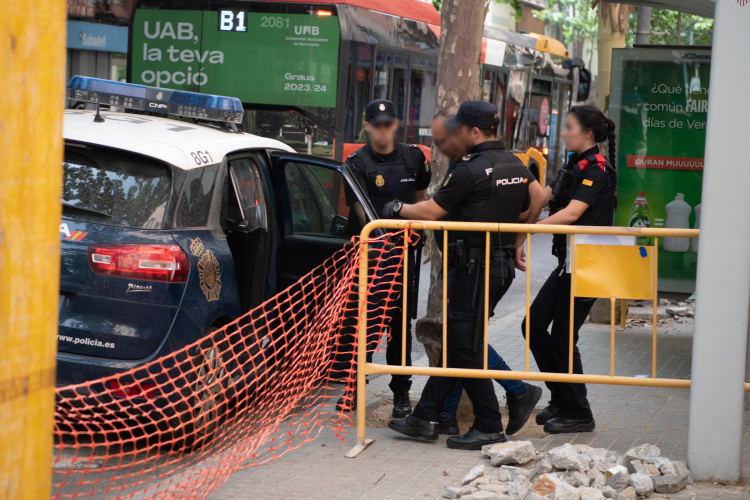 Agents a la porta del domicili situat al número 418 on s'està fent l'operació | Júlia Ramon