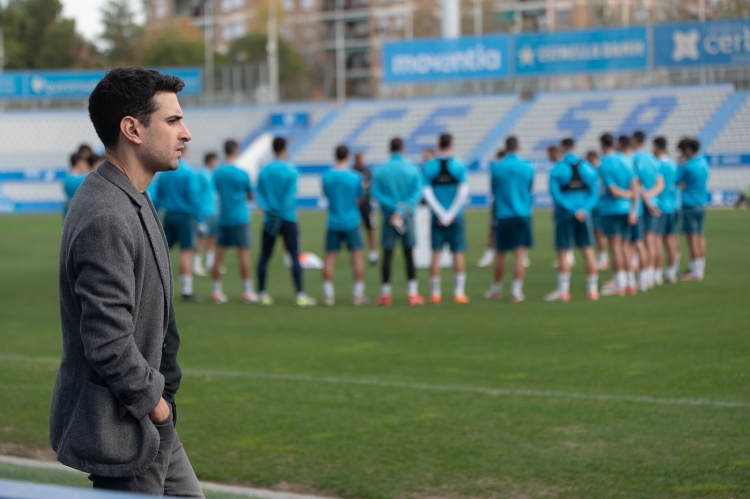 El nou director esportiu presenciant l'entrenament | Roger Benet